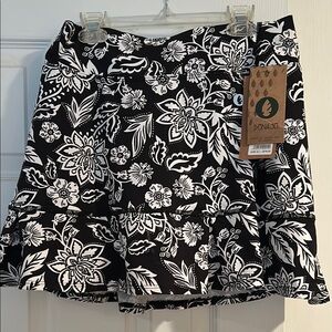 Dona Jo Black/White Floral Skort, No zippers. Just pull it up and your done. L.